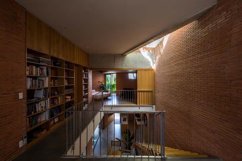 Một thư viện thu nhỏ nằm ngay hành lang, phục vụ sở thích đọc sách của các thành viên trong nhà.