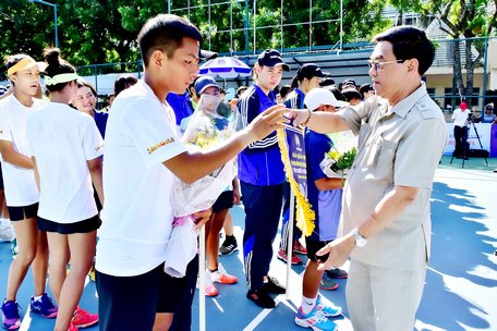 Ông Trần Hoàng Tựu- Phó Chủ tịch UBND tỉnh đến dự và trao cờ lưu niệm cho nhà tài trợ và các đội bóng tham dự giải.