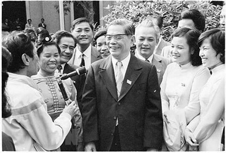  Tổng Bí thư Nguyễn Văn Linh với các đại biểu dự Đại hội Đảng VI - Đại hội 