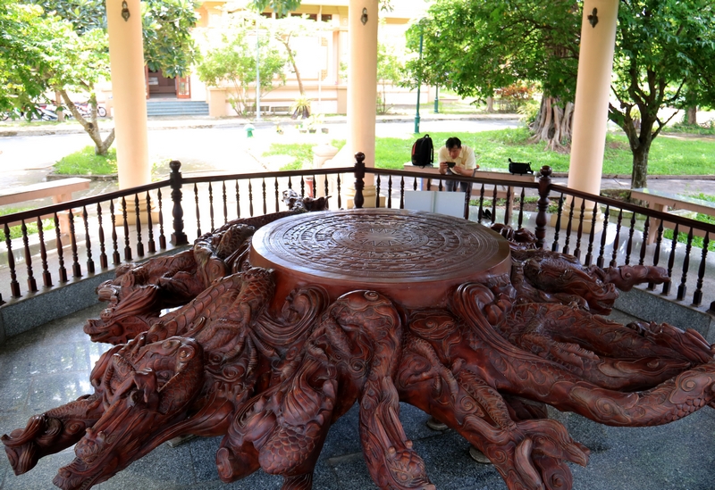 Tác phẩm điêu khắc nghệ thuật hình trống đồng Đông Sơn và 9 đầu rồng trên gốc cây nguyên khối lớn nhất Việt Nam.