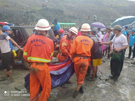Các nhân viên cứu hộ đưa một thi thể ra ngoài sau vụ sạt lở mỏ đá quý ở Myanmar ngày 2/7. Ảnh: Reuters