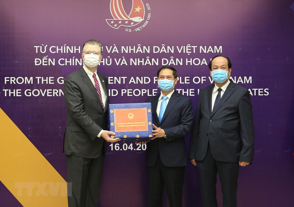 Việt Nam tặng vật tư y tế giúp Hoa Kỳ phòng chống dịch COVID-19. (Ảnh: Dương Giang/TTXVN)