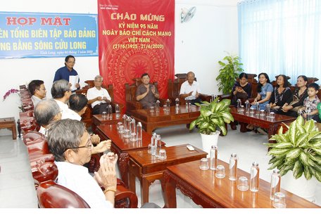 Tổng Biên tập Báo Vĩnh Long- Nguyễn Hữu Khánh phát biểu tại buổi họp mặt.