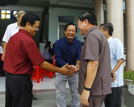 Bí thư Tỉnh ủy- Trần Văn Rón đến dự buổi họp mặt và chụp ảnh kỷ niệm cùng các đồng chí nguyên lãnh đạo báo Đảng ĐBSCL.