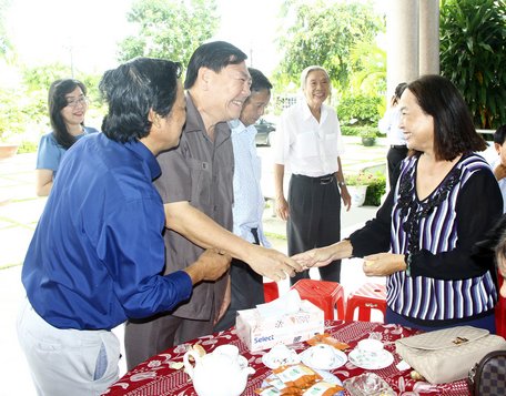 Bí thư Tỉnh ủy- Trần Văn Rón đến dự buổi họp mặt và chụp ảnh kỷ niệm cùng các đồng chí nguyên lãnh đạo báo Đảng ĐBSCL.