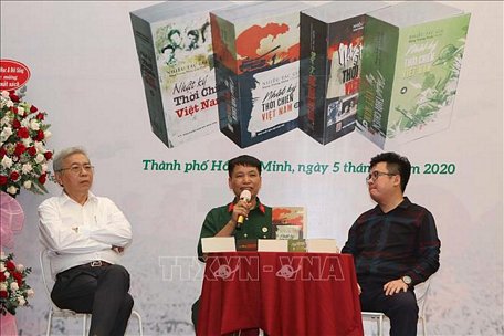 Giao lưu cùng nhà văn, cựu chiến binh Đại tá Đặng Vương Hưng và gia đình các nhân chứng lịch sử bộ sách “Nhật ký thời chiến Việt Nam”.