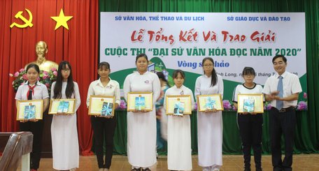 Phó Giám đốc Sở Văn hóa, Thể thao và Du lịch Lê Thanh Hiền trao giải thưởng “Chia sẻ cảm tưởng hay nhất”.