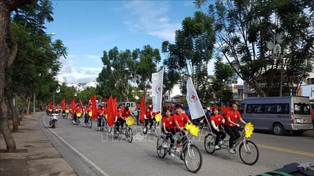 Các tình nguyện viên Hành trình Đỏ diễu hành xe đạp đôi tại Lâm Đồng. 