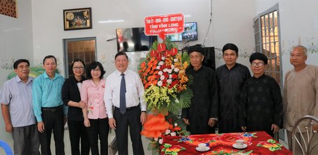 Đoàn lãnh đạo Tỉnh ủy- HĐND- UBND- UBMTTQ Việt Nam tỉnh đến thăm, chúc mừng Ban Đại diện Phật giáo Hòa Hảo tỉnh.
