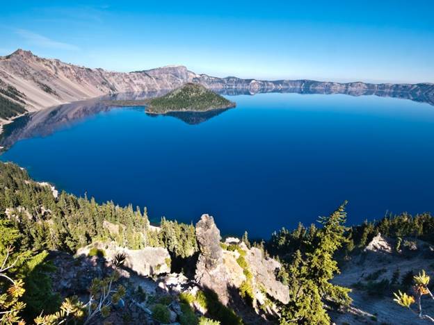 Hồ miệng núi lửa, Oregon    Đây là hồ sâu nhất nước Mỹ và cũng là một trong những nơi kỳ dị nhất. Dòng nước trong xanh nổi tiếng này bắt đầu chảy sau khi núi Mazama phun trào hơn 6000 năm trước, để lại một miệng núi lửa. Ở một bên hồ là Crater Lake Lodge, nơi bạn có thể thưởng thức bữa sáng với tầm nhìn tuyệt vời bao quát cảnh tượng lộng lẫy nhất.