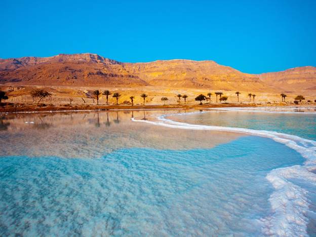 Biển chết, Jordan    Đây là địa điểm mặn nhất trên Trái đất đồng thời là điểm đến của những người yêu thích môn bơi nhờ sức nổi tự nhiên của hồ. Sau khi ngâm mình trong làn nước màu xanh coban, hãy tham quan pháo đài cổ Masada trước khi nghỉ chân tại Kempinski Hotel Ishtar Dead Sea, một khu nghỉ mát lãng mạn nằm sâu dưới mực nước biển.