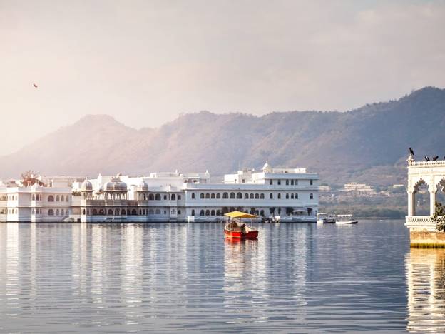 Hồ Pichola, Ấn Độ    Đây là hồ nước nhân tạo được xây dựng lần đầu tiên vào năm 1362 như một phương tiện vận chuyển ngũ cốc được dễ dàng hơn trong thành phố. Phong cảnh hồ rất đẹp, lãng mãn với làn nước trong veo và những dãy núi phía xa. Khách sạn Taj Lake Palace nổi là một địa chỉ nổi tiếng, cũng là một cảnh quan tuyệt đẹp trên hồ.