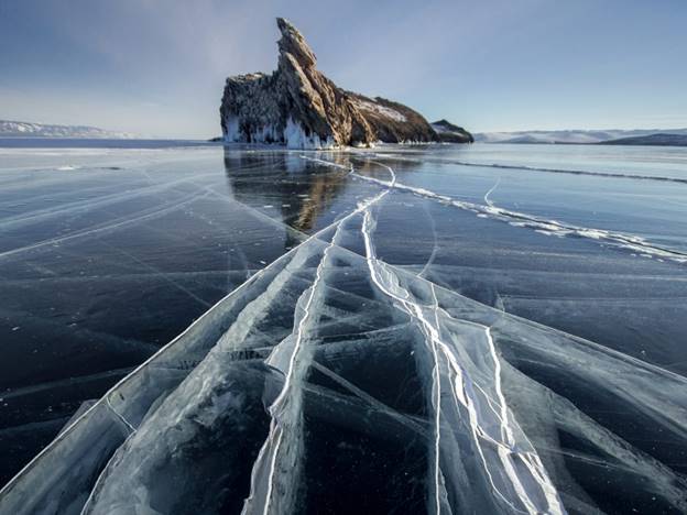 Hồ Baikal, Nga    Hồ nước nổi tiếng này ở Siberia, Nga nắm giữ rất nhiều kỷ lục. Baikal không chỉ là hồ lâu đời nhất thế giới, nó còn là nơi sâu nhất, chứa 20% lượng nước ngọt của thế giới. Do bị cô lập và không có khoáng chất, Baikal cũng là một trong những hồ sạch nhất thế giới, tạo nên một vùng nước thật tuyệt vời.