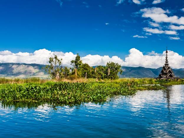 Hồ Inle, Myanmar    Hồ Inle nằm ở Shan Hills. Ở đây, những ngôi làng nổi được xây dựng trên mặt nước nằm xen kẽ với những ngôi chùa và tu viện bằng đá có niên đại hàng thế kỷ. Được dạo hồ ngắm cảnh trên thuyền là một trải nghiệm thật sự tuyệt vời.