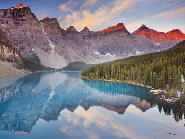 Hồ Moraine, Alberta, Canada    Vườn quốc gia Banff là một trong những nơi có cảnh quan thiên nhiên tuyệt đẹp và nhiều khách sạn tốt nhất Canada. Nơi đây cũng có hồ Louise là một điểm thu hút du khách, nhưng lái xe sâu hơn một giờ vào công viên đến hồ Moraine, nơi có nước màu ngọc lam yên bình cùng những ngọn núi và thác nước bao xung quanh bạn mới thấy nơi đây thật hoàn hảo.