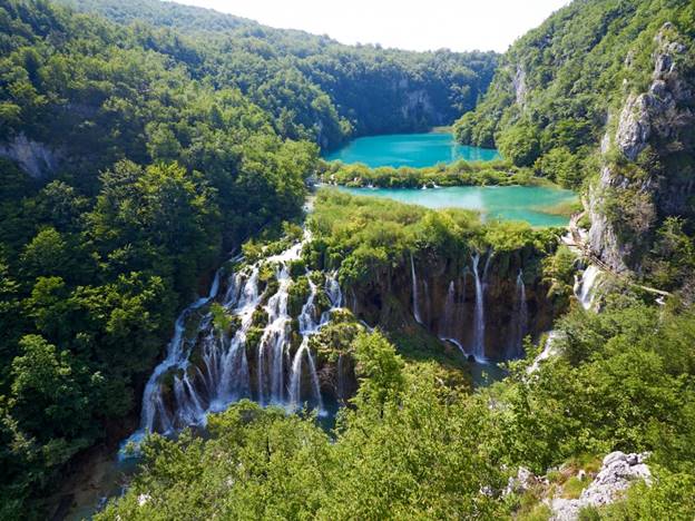 Hồ Plitvice, Croatia    Lối đi bằng gỗ cho phép bạn khám phá 16 thác nước nguyên sơ đổ vào một loạt các hồ, và hồ Plitvice màu ngọc lục bảo đẹp nhất nằm sâu bên trong công viên quốc gia lâu đời nhất Croatia. Khu rừng xung quanh cũng là một phần Di sản Thế giới của UNESCO đồng thời tạo nên một con đường đi bộ đẹp như tranh vẽ.