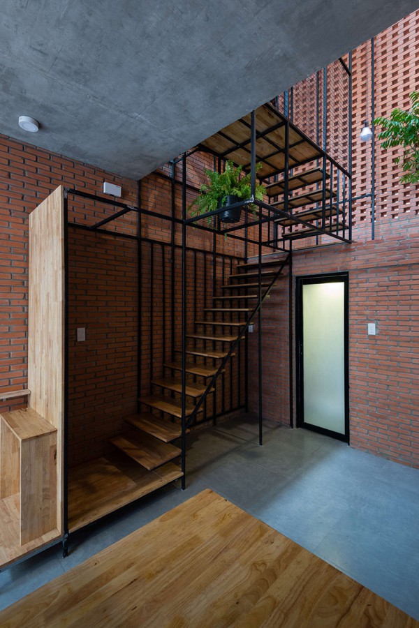 Cầu thang được đặt ở góc nhà với hệ kết cấu thép tạo nên sự thanh mảnh, thông thoáng.
