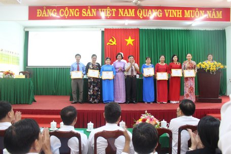 Dịp này, Sở Lao động- Thương binh và Xã hội trao tặng 19 giấy khen cho các tập thể, cá nhân đã có thành tích xuất sắc trong phong trào thi đua yêu nước.