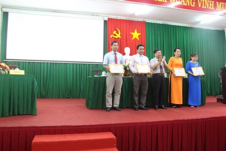 Dịp này, Sở Lao động- Thương binh và Xã hội trao tặng 19 giấy khen cho các tập thể, cá nhân đã có thành tích xuất sắc trong phong trào thi đua yêu nước.