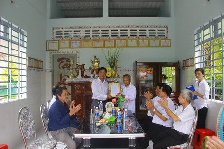 Trao quyết định bàn giao nhà tình nghĩa cho gia đình ông Đỗ Văn Phát.