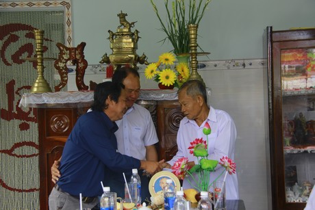Ông Nguyễn Hữu Khánh- Tổng biên tập Báo Vĩnh Long tặng quà cho gia đình ông Đỗ Văn Phát.