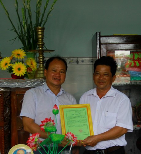 Lãnh đạo xã Quới An trao thư cảm ơn ông Nguyễn Ngọc Thảo- Tổng Giám đốc Công ty TNHH MTV Cảng Bến Nghé (bìa trái) vì những đóng góp tích cực trong công tác an sinh xã hội ở địa phương.