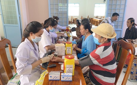 Trên 500 người dân là hộ gia đình chính sách, hộ có hoàn cảnh khó khăn của 4 xã cù lao được khám bệnh, cấp phát thuốc miễn phí.