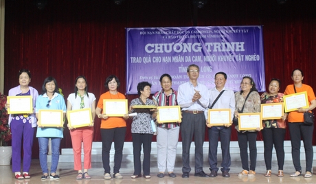 Hội Nạn nhân chất độc da cam/dioxin, Người khuyết tật và Bảo trợ xã hội tỉnh Vĩnh Long trao giấy tri ân các nhà tài trợ.