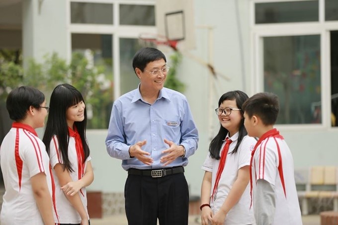 Thầy giáo Nguyễn Quốc Bình trò chuyện cùng các em học sinh Trường Lê Quý Đôn (Hà Nội). (Nguồn: lequydonhanoi.edu.vn) 