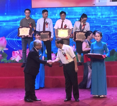 PGS.TS Lương Minh Cừ - Hiệu trưởng Trường ĐH Cửu Long được nhận bảng vàng “Nhà quản lý tài năng Việt Nam 2020”.