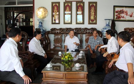 Lãnh đạo tỉnh thăm hỏi sức khỏe nguyên Bí thư Tỉnh ủy- Nguyễn Văn Quân.