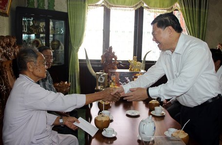 Lãnh đạo tỉnh thăm hỏi sức khỏe nguyên Bí thư Tỉnh ủy- Nguyễn Ký Ức.