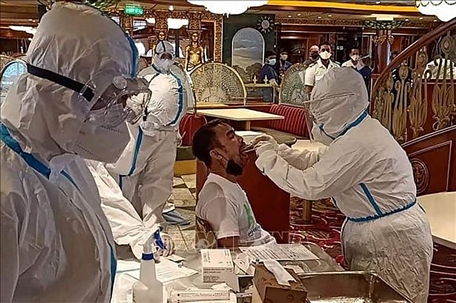 Nhân viên y tế lấy mẫu xét nghiệm COVID-19 tại Manila Bay, Philippines. Ảnh: AFP/TTXVN