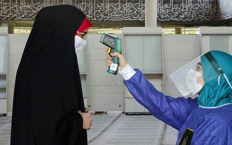 Người dân Iran kiểm tra thân nhiệt tại khuôn viên trường Đại học Tehran. Ảnh: AFP.