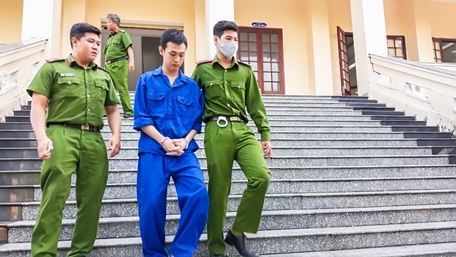 Lực lượng công an dẫn giải bị cáo Lê Trường Giang về trại giam.
