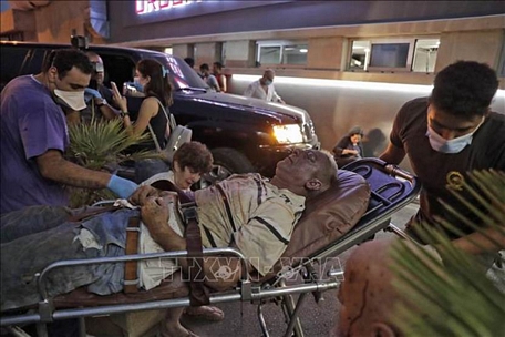 Chuyển người bị thương trong vụ nổ lớn tại cảng Beirut ở Liban ngày 4/8/2020. Ảnh: AFP/TTXVN