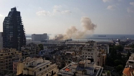 Cột khói bốc lên từ nơi được cho là xảy ra vụ nổ. Ảnh: Arab News