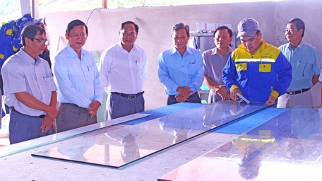 Bí thư Thành ủy Vĩnh Long Hồ Văn Huân (thứ hai từ trái qua) đến thăm các cơ sở sản xuất, kinh doanh trên địa bàn.