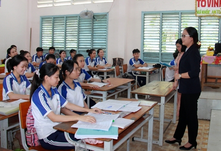 Phó Chủ tịch UBND tỉnh Vĩnh Long thăm hỏi và động viên học sinh Trường THPT Hựu Thành (Trà Ôn) trước kỳ thi năm nay.