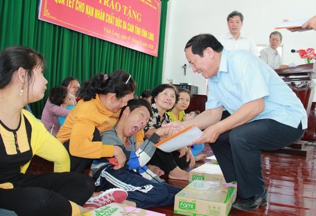 Cô Yến và con trai nhận phần quà hơn 1 triệu đồng từ Trung ương Hội Nạn nhân chất độc da cam/dioxin Việt Nam hồi đầu năm 2020.
