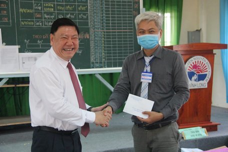 Bí thư Tỉnh ủy- Trần Văn Rón thăm hỏi, động viên cán bộ, giáo viên, giám thị tại điểm thi trường THPT Chuyên Nguyễn Bỉnh Khiêm.