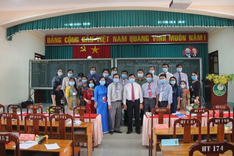 Bí thư Tỉnh ủy- Trần Văn Rón thăm hỏi, động viên cán bộ, giáo viên, giám thị tại điểm thi trường THPT Lưu Văn Liệt.