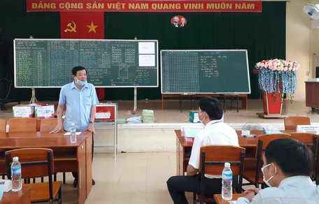 Ông Bùi Văn Nghiêm- Phó Bí thư Thường trực Tỉnh ủy, Chủ tịch HĐND tỉnh thăm điểm thi trường THPT Võ Văn Kiệt.