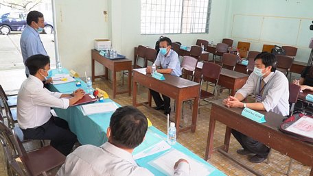 Ông Bùi Văn Nghiêm- Phó Bí thư Thường trực Tỉnh ủy, Chủ tịch HĐND tỉnh thăm điểm thi trường THPT Hiếu Phụng.