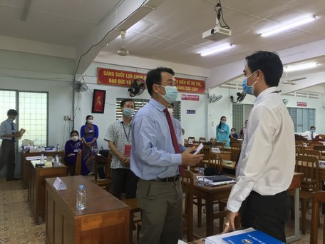 Chủ tịch UBND tỉnh- Lữ Quang Ngời đến thăm, động viên cán bộ, giáo viên tại Hội đồng thi trường THPT Vĩnh Long.
