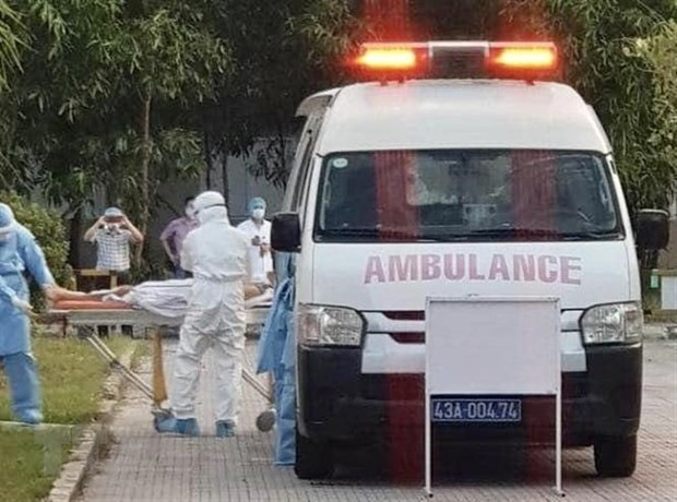 Bệnh viện Trung ương Huế tiếp nhận hai bệnh nhân nhiễm COVID-19 từ Đà Nẵng. (Ảnh minh họa: TTXVN phát)