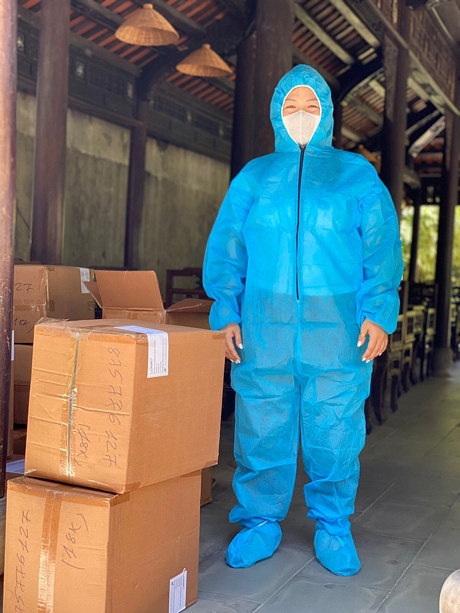Những bộ quần áo bảo hộ do Ban Từ thiện xã hội Chùa Phước Nguyên gửi tặng 2 bệnh viện.