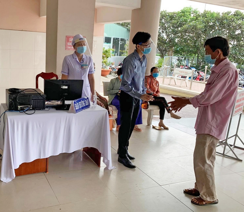 Trung tâm Y tế TP Vĩnh Long tăng cường kiểm tra thân nhiệt, sát khuẩn tay và đề nghị mang khẩu trang đối với tất cả những người đến bệnh viện.