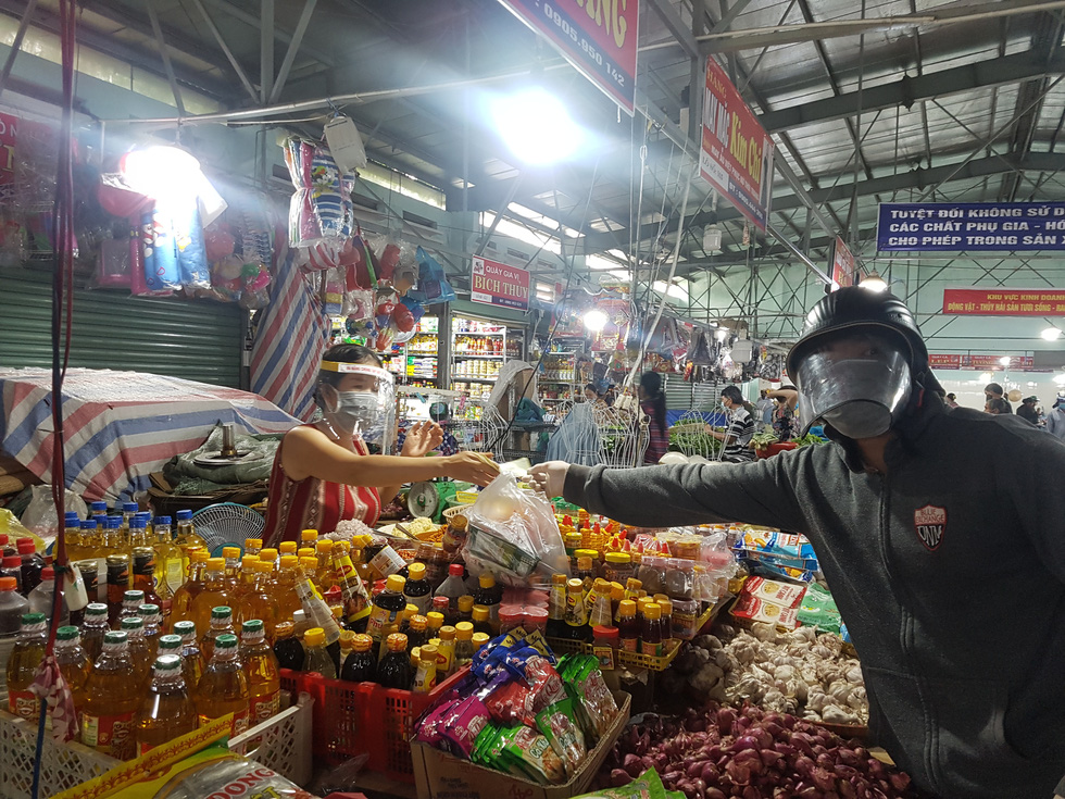 Người dân đi chợ thực hiện rất nghiêm túc quy định phòng chống dịch - Ảnh: HỮU KHÁ
