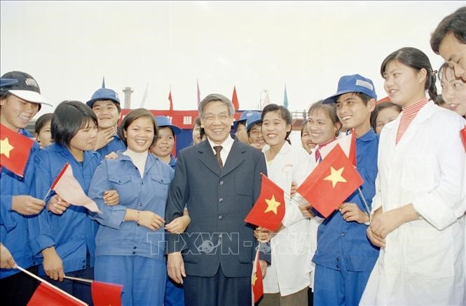 Tổng Bí thư Lê Khả Phiêu với công nhân Nhà máy đường Cao Bằng ngày 17/12/1998. Ảnh: TTXVN.